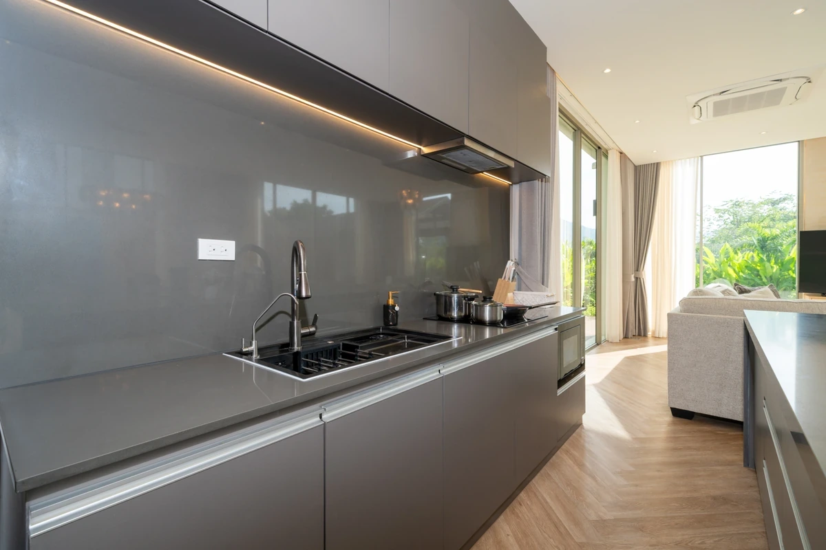 Video thumbnail: 04. Living & Kitchen